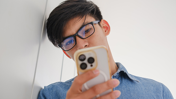 Chico mirando la pantalla del móvil